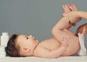 Scaunul bebelușului: despre culoare, consistență, frecvență, diaree și constipație