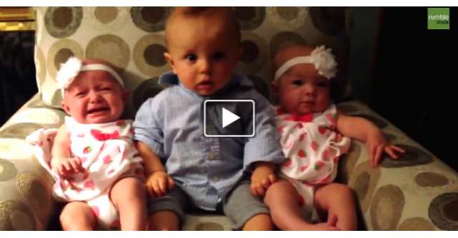 Video adorabil: Un baietel dragalas vede pentru prima data in viata lui GEMENE. Reactia este incredibila