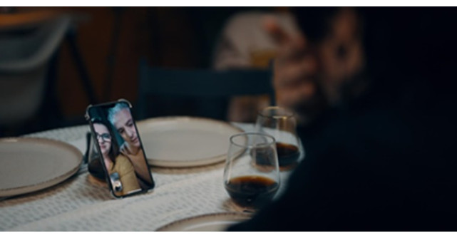 O poveste pe care mulți o cunosc: sacrificiul pentru un viitor mai bun – In România, piesa lansată de Eligarf