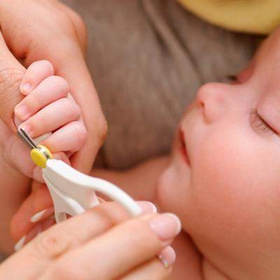 Cum tăiem și îngrijim unghiile bebelușilor