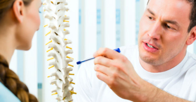 AJUTOR: Durerea de spate poate fi semn al HERNIEI DE DISC