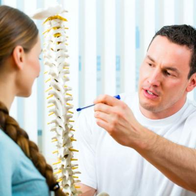 AJUTOR: Durerea de spate poate fi semn al HERNIEI DE DISC
