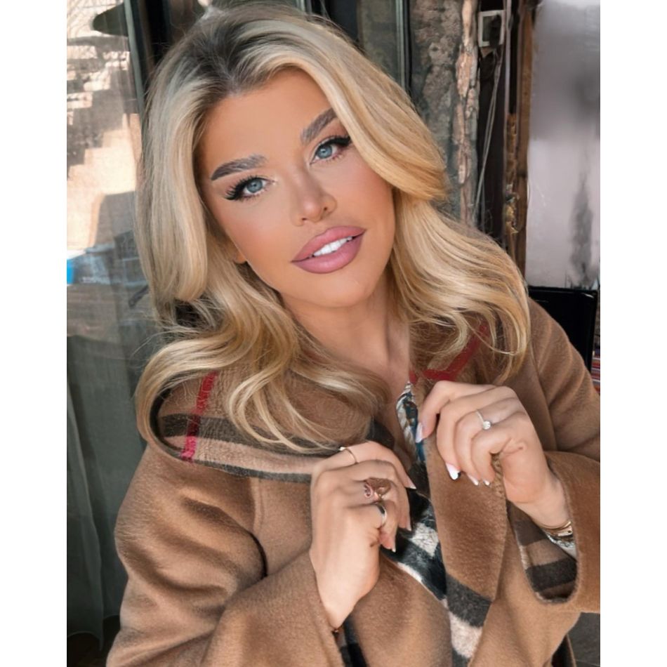 Loredana, ținută de infarct la malul mării! Bărbații au aruncat cu bani, însă internauții au criticat-o dur