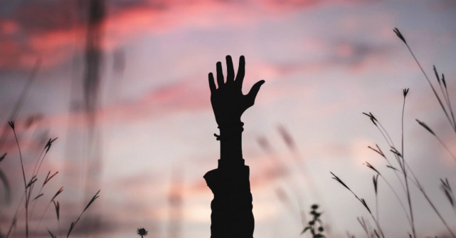 4 Moduri de a te elibera de gândurile negative și de a trăi așa cum îți dorești