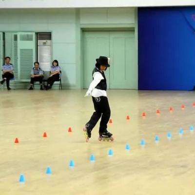 Video: O fetita din China se da pe role mai bine ca oricine! Trebuie sa vezi numarul ei spectaculos