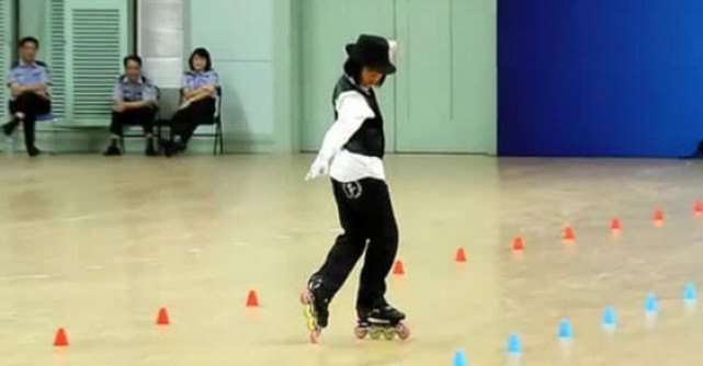 Video: O fetita din China se da pe role mai bine ca oricine! Trebuie sa vezi numarul ei spectaculos