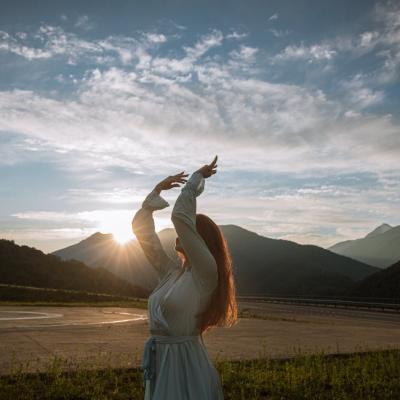 Când te simți ciudat fără motiv – poate nu e energia ta și ai preluat-o de la altcineva. Cum îți dai seama?