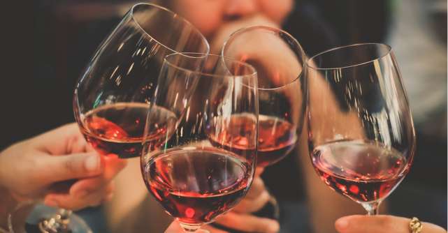 Câte calorii are vinul? Când și în ce cantitate este sănătos să îl bem?