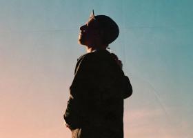 JP Cooper lansează 'Talking To Strangers', un nou single emoționant de pe viitorul său album