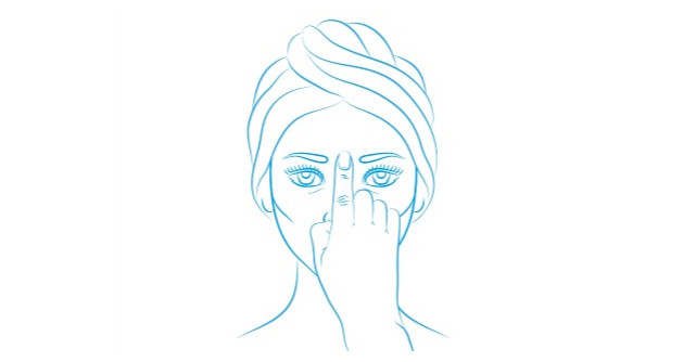 Iata ce se intampla cand masezi acest punct de pe frunte