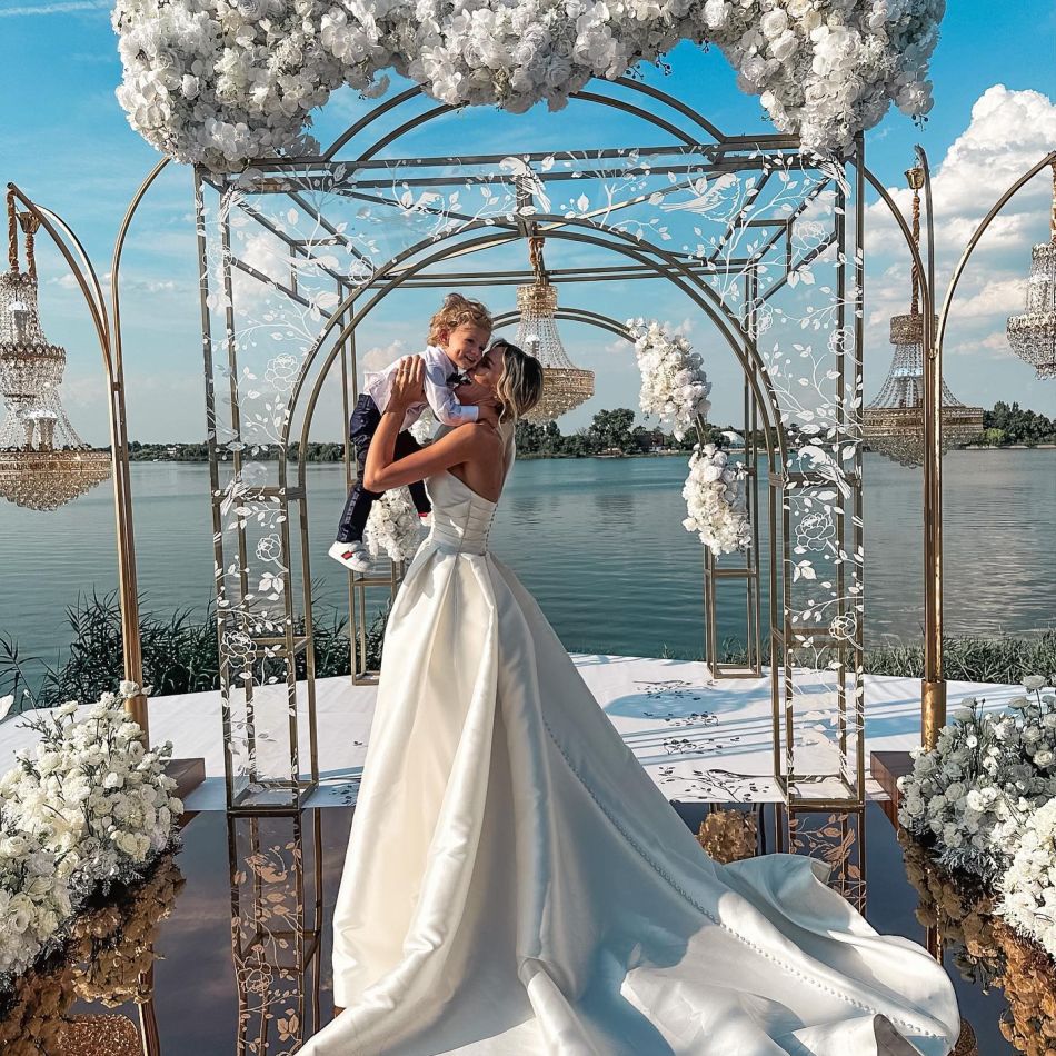 Cea mai frumoasă zi din viața lor:Gabriela Prisăcariu și Dani Oțil s-au căsătorit într-un cadru de poveste.Imagini spectaculoase