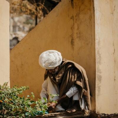 Acest preot sarac avea o singura dorinta: Sa se imbogateasca