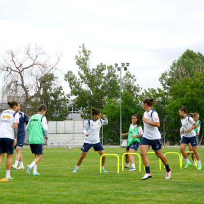 Fotbalistele noastre se pregătesc pentru meciul de mâine cu Bulgaria. Hai, România!