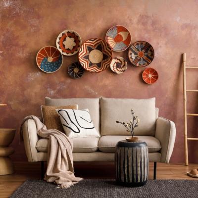 Peretele din spatele canapelei: 7 idei de decor care transformă livingul fără renovare