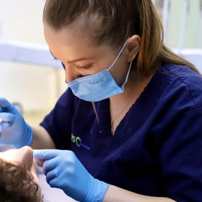 Lucruri de știut înainte de a opta pentru tratamentul cu Invisalign