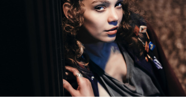 Broșele tip insignă pot completa orice ținută