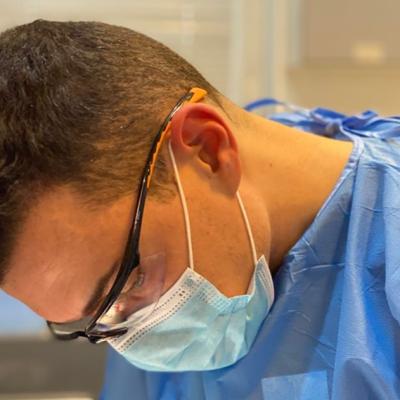 Tratamente moderne și sigure pentru un zâmbet complet prin implant dentar oferite de Dr. Radu Dumitru