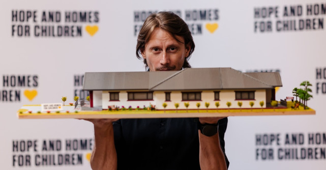 Marius Manole își donează ziua de naștere pentru 36 de copii care cresc în case familiale construite de Fundația Hope and Homes 