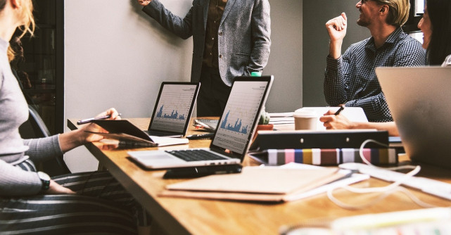 7 pași pentru a te adapta cu succes la un nou loc de muncă