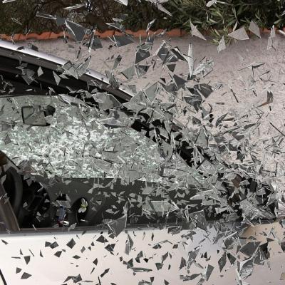 VIDEO: Accident ca-n filme la Oradea. Un autoturism planează în giratoriu peste alte două mașini