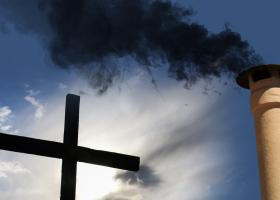 Fum negru la Vatican: Ce înseamnă și când apare acest simbol sacru?