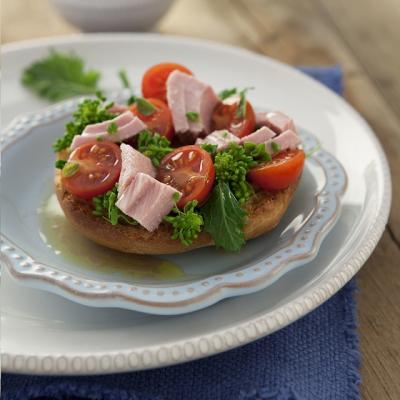 Bruschete cu ton, broccoli si rosii cherry