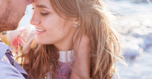 Dragă Alma, am descoperit că partenerul meu vorbește pe ascuns cu fostele lui iubite. E normal să mă simt trădată? 