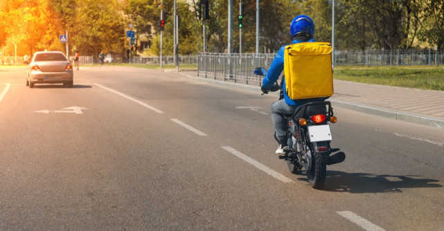 Moment șocant în Băneasa! Un livrator străin a fost lovit de o șoferiță furioasă: Nu au dreptul la durere...