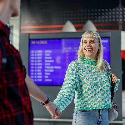 Găsește-ți pe cineva care se uită la tine cum se uită bucureștenii la copanul KFC de la metrou 