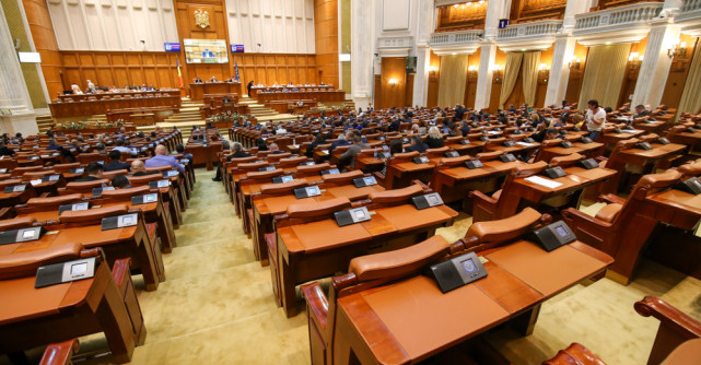 Peste 102.000 de români cer legalizarea parteneriatului civil. Petiția a ajuns în Parlament
