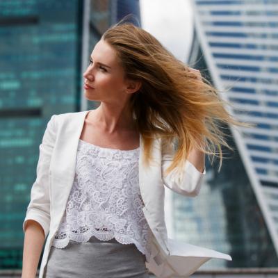 Cum te imbraci elegant, dar confortabil in acelasi timp, vara, la serviciu