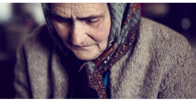  Aceasta batranica si-a pierdut sotul. Ce face femeia in fiecare seara?