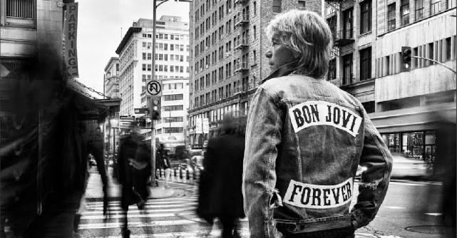 Bon Jovi și Robbie Williams lansează colaborarea surpriză 'We Made It Look Easy', un omagiu nostalgic al tinereții rebele