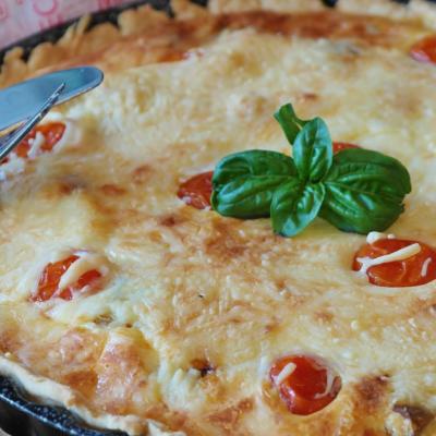 Quiche cu blat din cartofi si umplutura delicioasa de branza si verdeturi de primavara