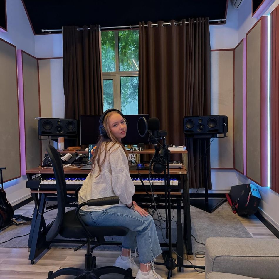 Alexia Tudose, fata cu brațele reatașate, a impresionat o țară întreagă cu vocea ei și cu o poveste de viață extraordinară