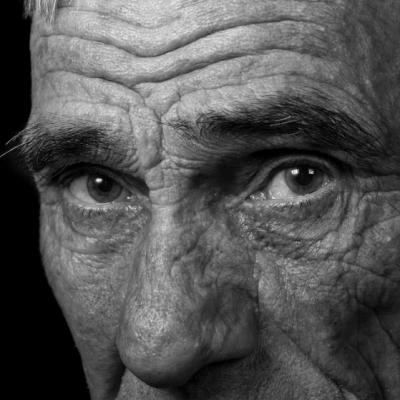 Lectie de viata: Un batranel de 80 de ani ii pune O INTREBARE fiului sau. Ce face acesta?