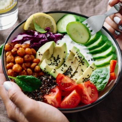 3 ganduri care te vor ajuta sa ai o relatie sanatoasa cu mancarea: Sfaturile unui nutritionist