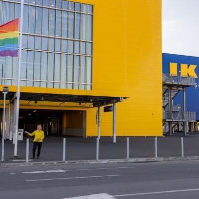 IKEA România ridică steagul curcubeu și sprijină drepturile LGBT+ prin campania Dragostea e dincolo de cei patru pereți