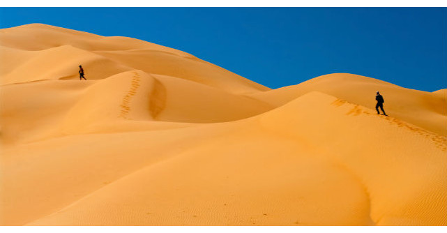 Doi barbati s-au ratacit in desert. Apoi unul dintre ei a facut ceva INCREDIBIL