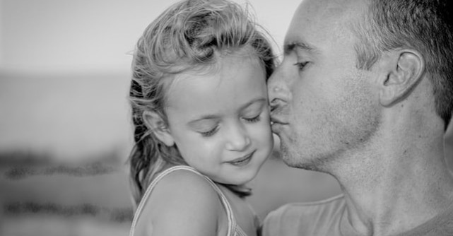  Tata nu-i ca mama - despre beneficiile egale ale rolului de părinte, în dezvoltarea copilului