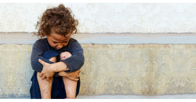 Un barbat a gasit pe strada o fetita cu un bebelus in brate. Ce a urmat? INCREDIBIL 