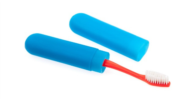 Pericolul din periutele de dinti. De ce nu e bine sa le tii in carcase de plastic