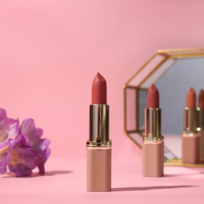 Cheia eleganței și strălucirii pentru buze seducătoare? Rujurile satinate