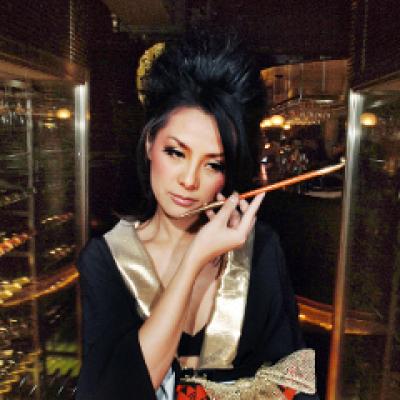 Spectacol de caligrafie japoneza pe corp