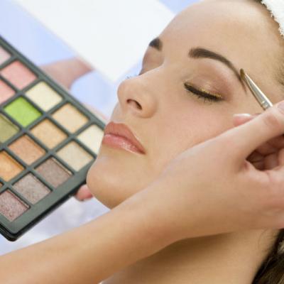 Uite ce afectiuni declanseaza chimicalele din cosmetice