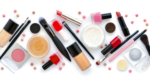 Ce produse cosmetice folosesc românii pe timpul verii și ce bugete alocă?