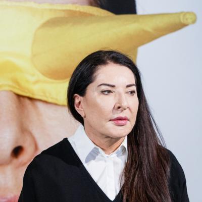 Marina Abramović și cele nouă orgasme ale artei – când trupul devine operă și scandal