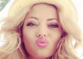La mulți ani, Delia! Îndrăgita artistă împlinește astăzi 40 de ani. Uite cum își serbrează cântăreața ziua