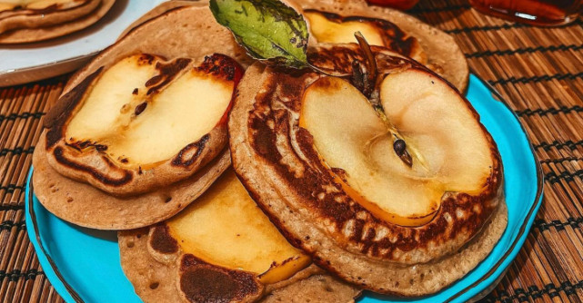 Desert rapid cu aroma de toamna: Pancakes cu mere