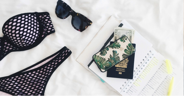 Cui i se potrivește costumul de baie cu sutien fără bretele?